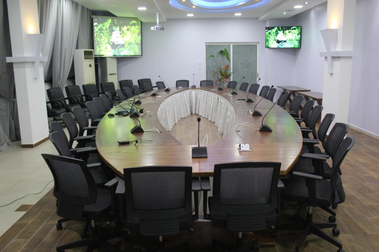 Murex Plaza Hotel & Suites Монровия Екстериор снимка