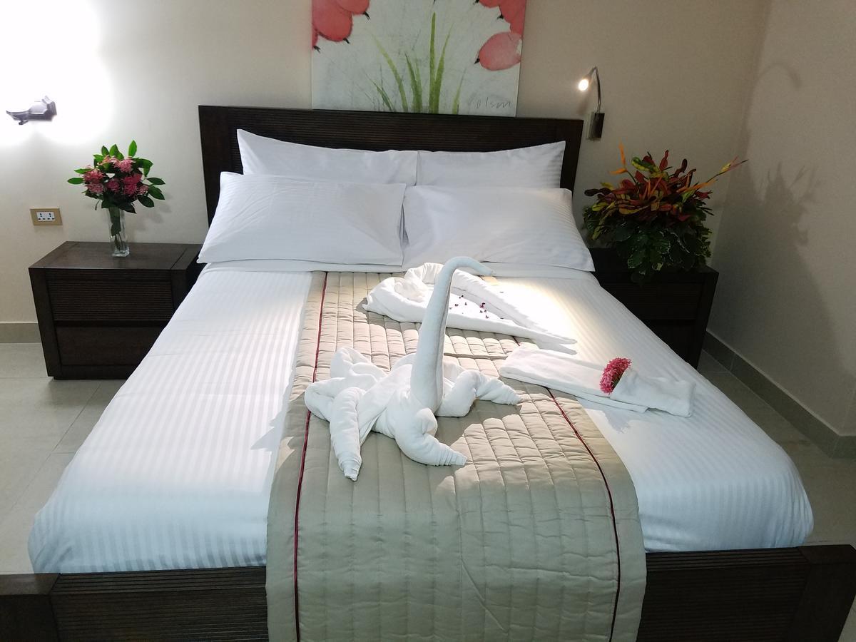 Murex Plaza Hotel & Suites Монровия Екстериор снимка